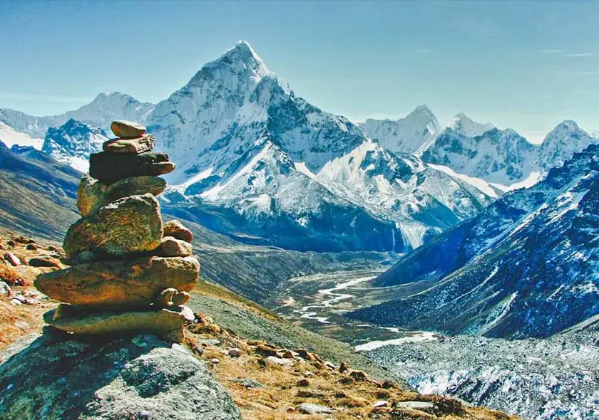 Trekkers crossing the snowy Cho La pass
